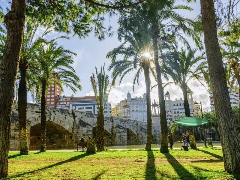 Entdecken Sie auf dieser fünftägigen Städtereise nach Valencia gemeinsam in kleiner Gruppe und mit Studiosus-Reiseleitung die Sehenswürdigkeiten von Valencia, etwa den Turia-Park.