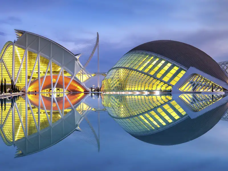 Entdecken Sie auf dieser fünftägigen Städtereise nach Valencia gemeinsam in kleiner Gruppe und mit Studiosus-Reiseleitung die Sehenswürdigkeiten von Valencia, etwa die beleuchteten Gebäude der Stadt der Künste und Wissenschaften in der Dämmerung.