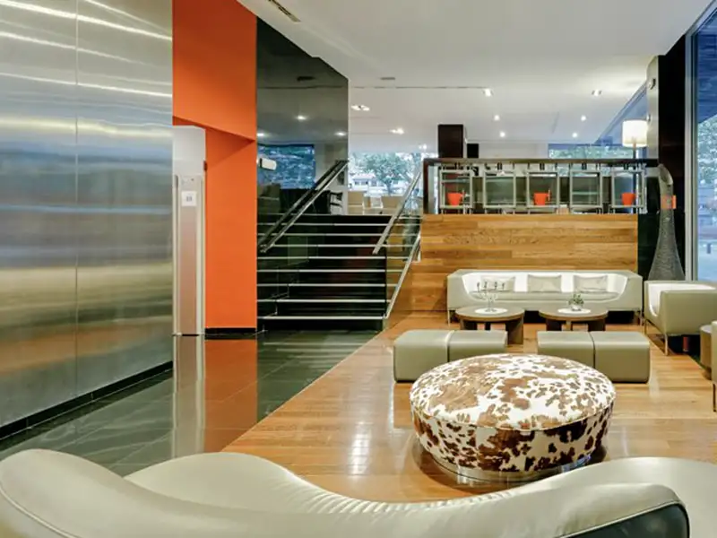 Auf unserer Städtereise CityLights Bilbao erleben Sie in der Gruppe mit Studiosus-Reiseleitung die Höhepunkte der Stadt. Unser Standort ist das Hotel Hesperia Bilbao. Das Guggenheim-Museum liegt schräg gegenüber auf der anderen Seite des Flusses. Zur Altstadt sind es etwa 10 Gehminuten. Perfekt für unsere Städtereise mit Studiosus in kleiner Gruppe.