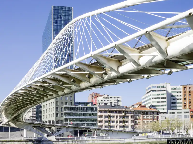 Die Studiosus-Städtereise nach Bilbao - einer Stadt, die einem Architekturmuseum gleicht und die mit Highlights wie dem Guggenheim-Museum oder der futuristischen Zubizuri-Brücke über den Rio Nervión begeistert.