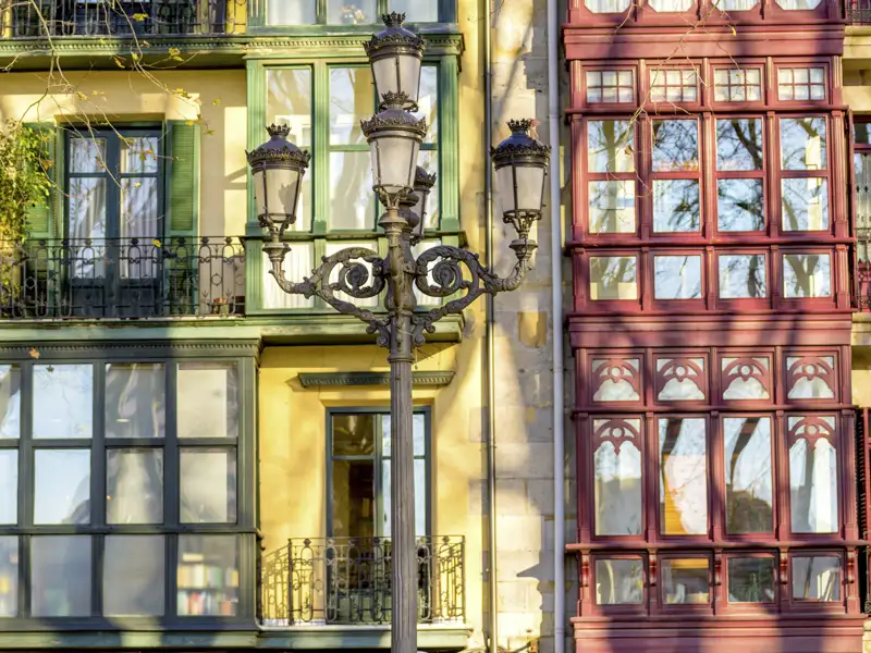 Auf unserer Städtereise mit Studiosus nach Bilbao schlendern wir durch die Gassen der Altstadt und bewundern die hübschen Hausfassaden.