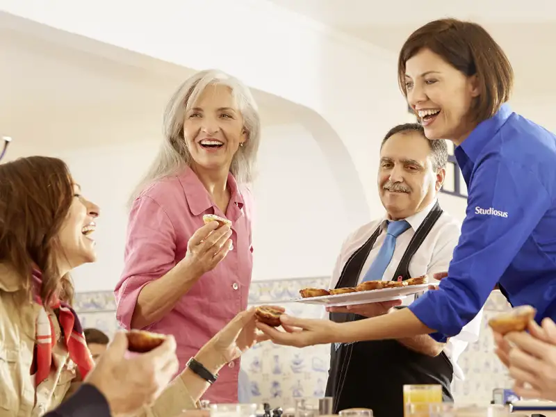 Auf Ihrer Städtereise nach Lissabon serviert Ihnen Ihre Studiosus-Reiseleiterin lokale Gebäckspezialitäten.