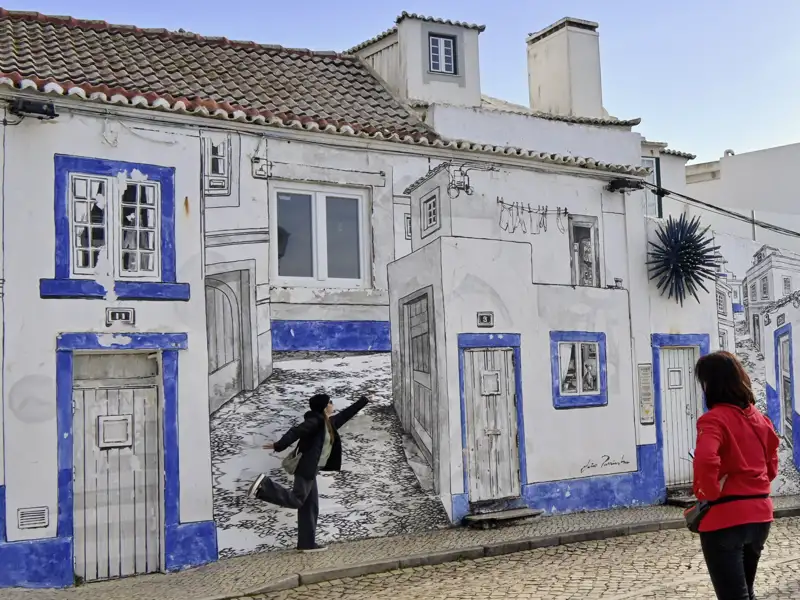 Auf Ihrer fünftägigen Städtereise nach Lissabon werden Ihnen so einige Wandgemälde mit perspektivischer Darstellung von Häusern und Straßen "über den Weg laufen".