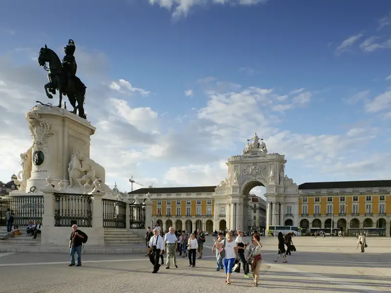 Während der Stadtführung auf unserer Städtereise nach Lissabon kommen wir auch über den Handelsplatz Praca do Comércio, auf dem das berühmte Reiterstandbild von König Joseph I. steht.
