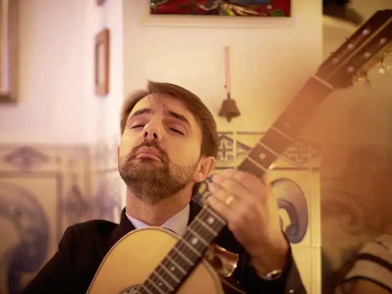 Auf unserer Lissabon-Reise können Sie Fadolokale besuchen und in der wunderschönen Melancholie dieser traditionellen portugiesischen Musik schwelgen.