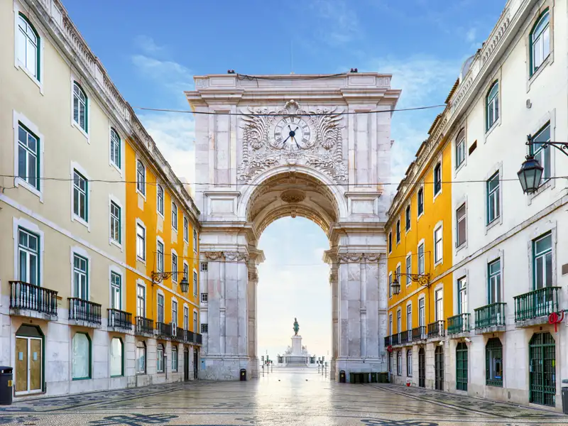 Auf unserer Städtereise nach Lissabon haben Sie Zeit die nach 1755 vom Marques de Pombal erbaute Unterstadt Baixa zu erkunden. Genießen sie die Atmosphäre am Praca do Comercio, der direkt am Tejo-Fluss liegt.