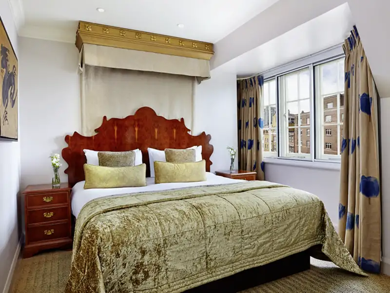 Auf der 6-tägigen Städtereise nach London wohnen Sie im Viersternehotel Radisson Blu London Euston Square. Seine Zimmer verbinden koloniales Flair mit asiatischen Dekorelementen und modernem Design.