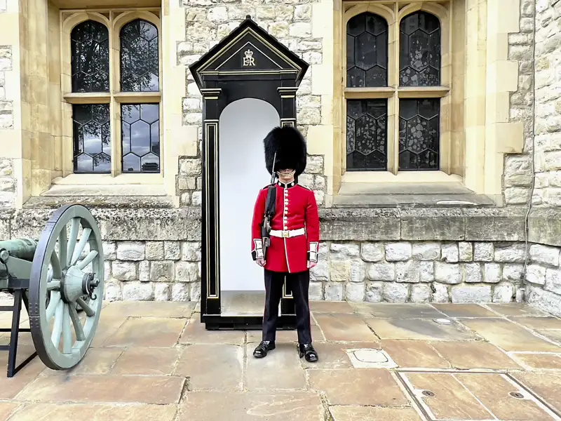 In London begegnet man den Grenadier-Gardisten als Wachposten, vor allem rund um den Buckingham Palace. Selfies machen ist ok, anfassen oder gar im Weg stehen gar nicht.