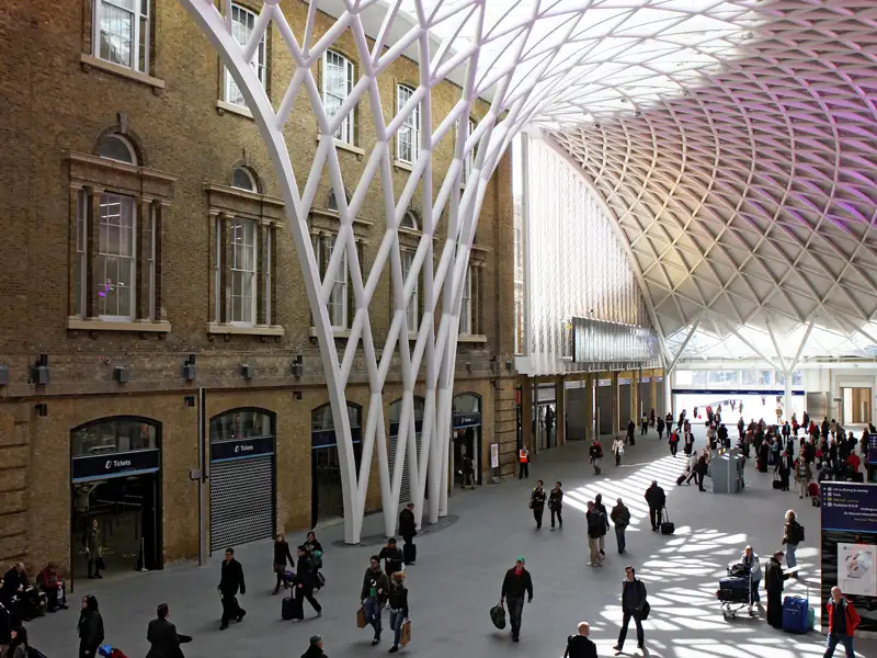 Warum nicht mit der Bahn nach London? Vom Bahnhof King's Cross reiste einst Harry Potter. Wir kommen direkt nebenan in St Pancras an.