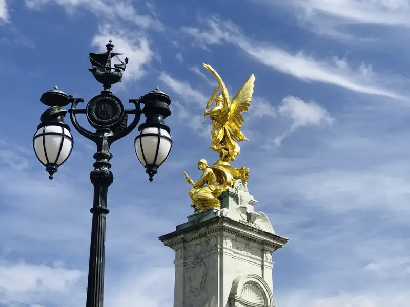 Das Victoria Memorial - oben die allegorische Siegesfigur, darunter die sitzende Queen Victoria - steht direkt vor dem Buckingham Palace, sodass wir es auf unserer Gruppenreise nach London kaum übersehen können.