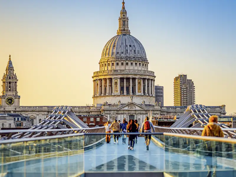 Auf unserer Gruppenreise nach London spazieren wir auch über die Millennium Bridge und genießen das Panorama des Stadtbildes um uns herum.