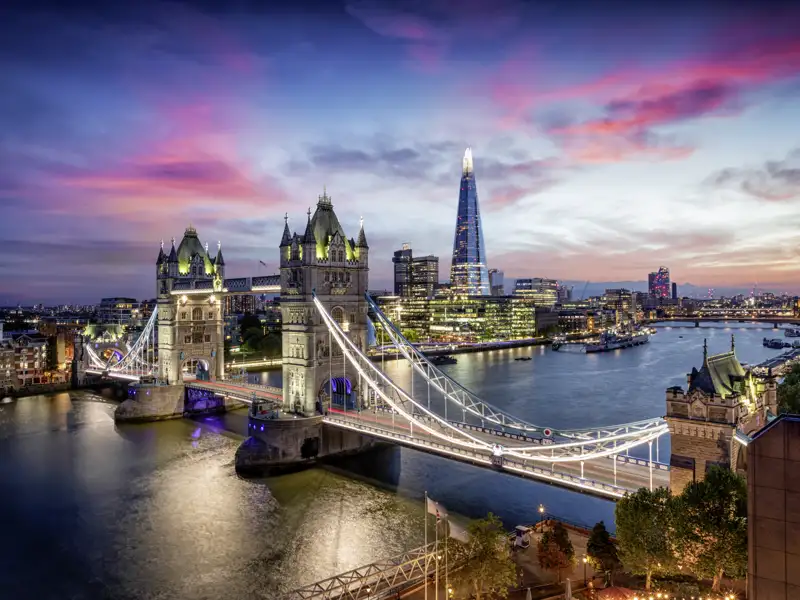 Genießen Sie die Abendstimmung der Großstadt auf unserer Gruppenreise nach London. Hier zum Beispiel mit der Tower Bridge und The Shard.