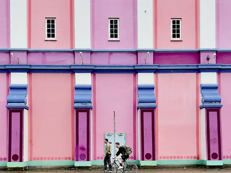 Ihre Studiosus-Reiseleitung zeigt Ihnen auf der Städtereise nach Kopenhagen auch ihre persönlichen Lieblingsorte in der Hauptstadt Dänemarks, wie beispielsweise die farbenfrohen Hauswände in der Gernersgade.