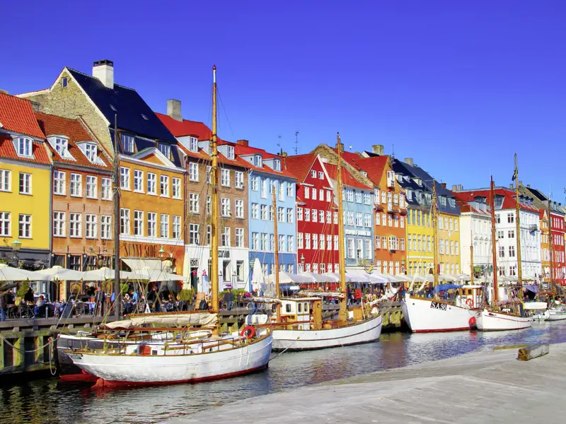 Gemeinsam entdecken wir auf dieser Städtereise nach Kopenhagen die dänische Gelassenheit, wie hier im hübschen Stadtviertel Nyhavn.