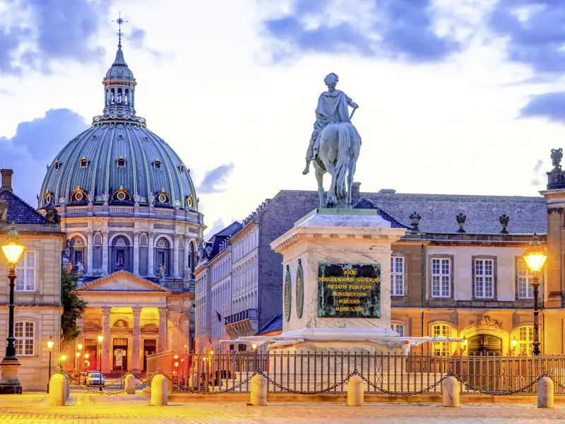 Die Frederikskirche und der imposante Sitz der dänichen Könige, Schloss Amalienborg. Bei unserer Studiosus Städtereise nach Kopenhagen sind dies nur zwei der vielen Sehenswürdigkeiten.