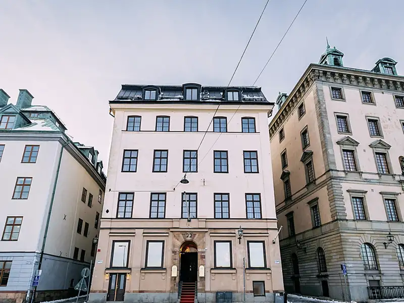 Das Hotel dieser CityLights-Städtereise mit Studiosus nach Stockholm liegt in der Altstadt Gamla Stan, unmittelbar am Hafen.