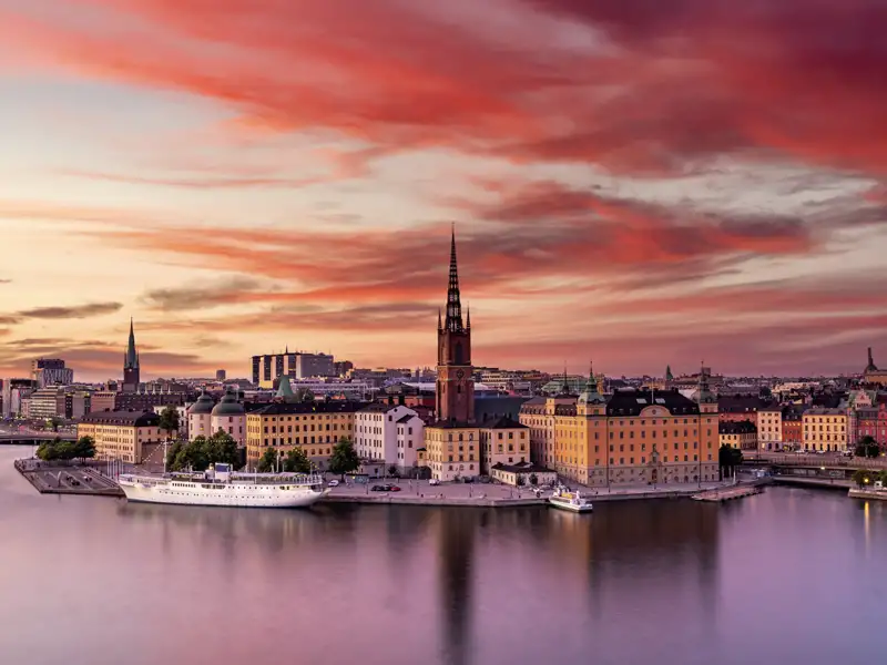 Die kleine Insel Riddarholmen ist ein stiller Teil von Gamla Stan, Stockholms berühmter Altstadt, in der wir auf unserer Städtereise übernachten.