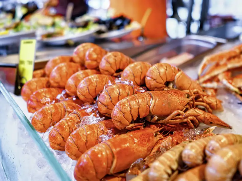 Beim Gang über den Fischmarkt gibt's viel Fangfrisches zu sehen.