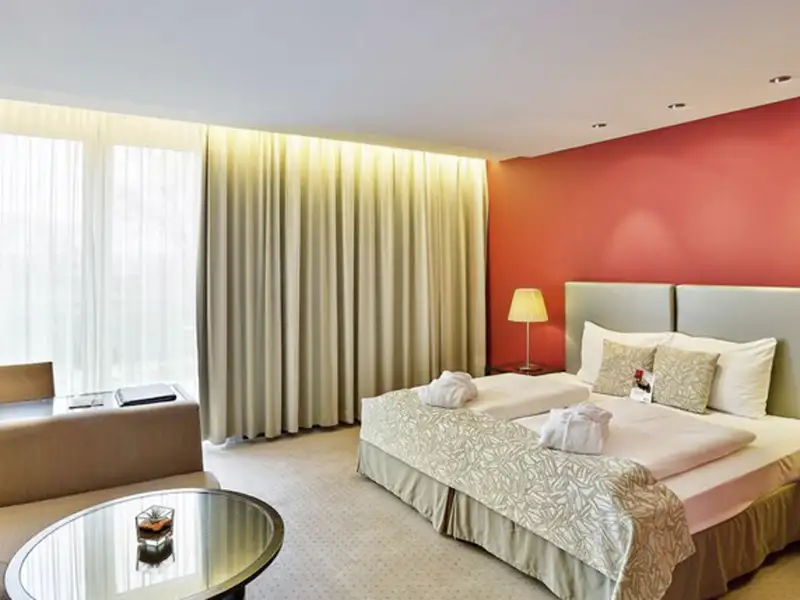 Das Hotel Savoyen ist Ihre komfortable Unterkunft auf Ihrer fünftägien Städtereise nach Wien. Hinter der denkmalgeschützten Fassade erwartet Sie in der Lobby und im Frühstücksrestaurant "Prinz von Savoyen" ein modernes Ambiente mit freundlichen Farben, welches sich auch in den 309 geräumigen Zimmern fortsetzt.