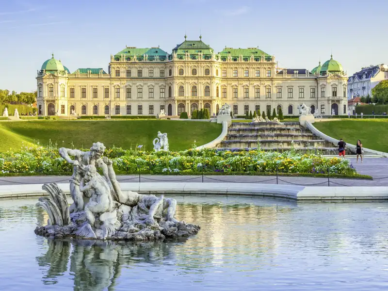 Von unserem Hotel ist es nur ein kurzer Spaziergang zum Schloss Belvedere mit seinen Gärten und Brunnen. Im Museum erwarten Sie hochkarätige Kunstwerke der Wiener Moderne, so zum Beispiel von Gustav Klimt und Egon Schiele.