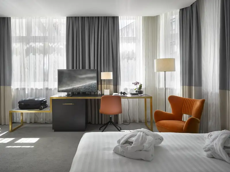 Elegant und modern sind die Zimmer des Hotels K+K Fenix in Prag gestaltet. Nahe dem Wenzelsplatz gelegen, ist es ein idealer Ausgangspunkt für die Besichtigungen auf Ihrer CityLights-Städtereise in die Goldene Stadt.