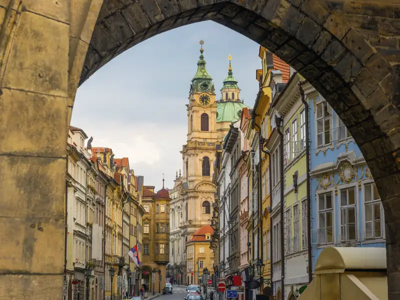 Farbenfrohe Häuserfassaden, schmale Altstadtgassen und Kunstschätze wie die St.-Nikolaus-Kirche erwarten Sie auf Ihrer Studiosus CityLights Reise nach Prag.