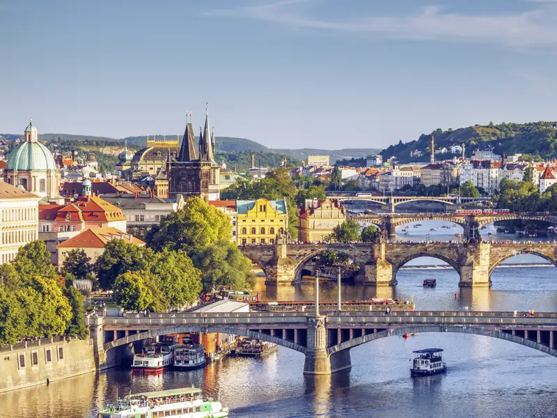 Bei Ihrer Studiosus CityLights Reise nach Prag können Sie sich auf das Panorama mit Blick auf die Moldau, die Karlsbrücke und die historischen Bauten am Ufer freuen.