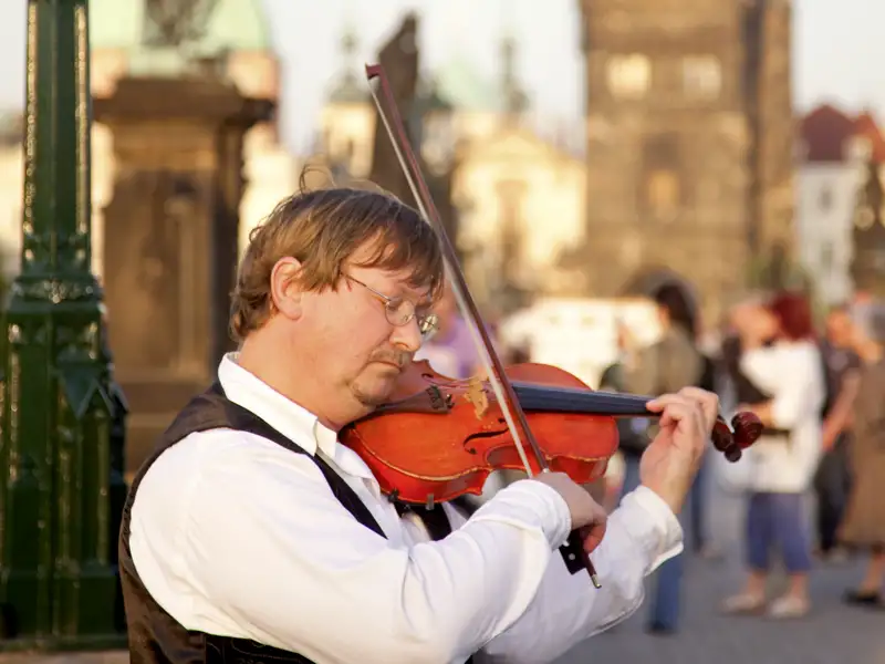 Auf der Karlsbrücke in Prag flanieren Einheimische wie Touristen gerne über die Moldau. Auf der CityLights-Städtereise mit Studiosus-Reiseleitung erkunden wir aber nicht nur die touristischen Höhepunkte der Perle an der Moldau, sondern auch ruhigere Ecken Prags.