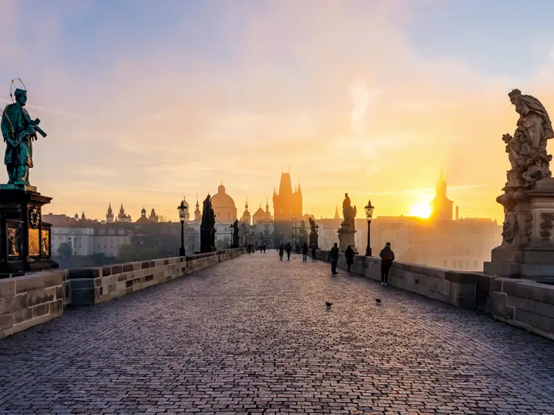 Frühaufsteher können während der CityLights Studienreise nach  Prag den Moment genießen, wenn die Sonne langsam über den Häuserzeilen der Altstadt aufgeht und die berühmte Karlsbrücke in ihr Licht taucht.