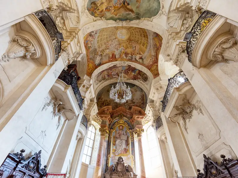 Folgen Sie Ihrem Studiosus-Reiseleiter durch die Kunststadt Prag und entdecken Sie Schätze wie das monumentale Deckenfresko in der St.-Nikolaus-Kirche auf der sogenannten Kleinseite.