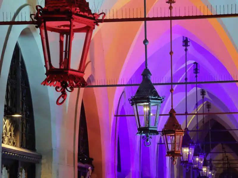 Besuchen Sie die Highlights Krakaus während Ihrer fünftägigen Städtereise, etwa die historischen Tuchhallen mit ihrer stimmungsvollen Beleuchtung.