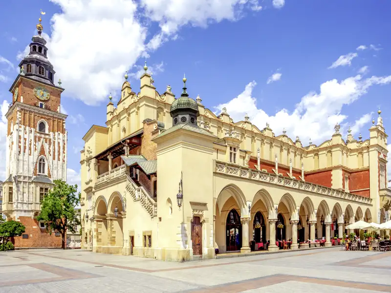 Besuchen Sie die Highlights Krakaus während Ihrer fünftägigen Städtereise, etwa die historischen Tuchhallen auf dem Krakauer Hauptmarkt.