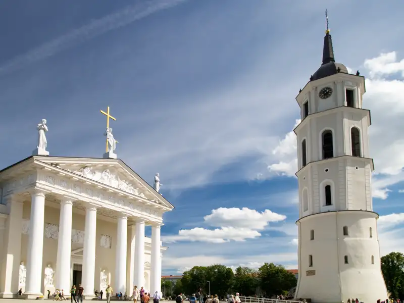 Die Kathedrale von Vilnius und ihr Glockenturm unter blauem Himmel.