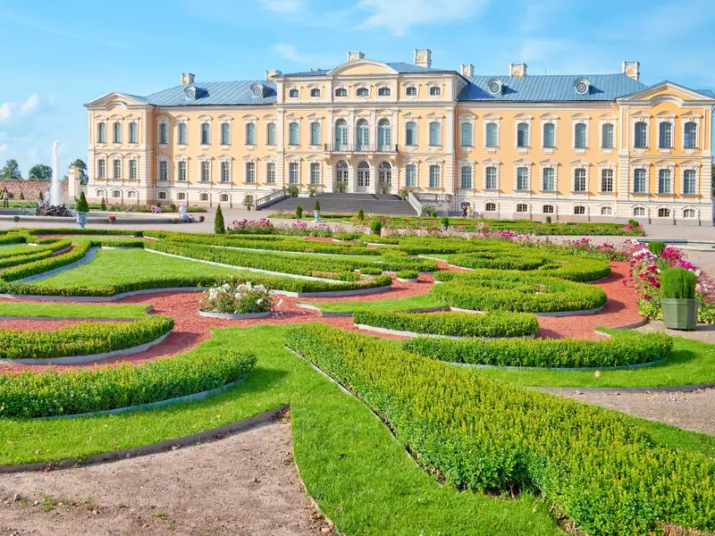 Auf unserer Reise durch das Baltikum besuchen wir in Lettland das Barockschloss Rundale mit seiner prächtigen Parkanlage.