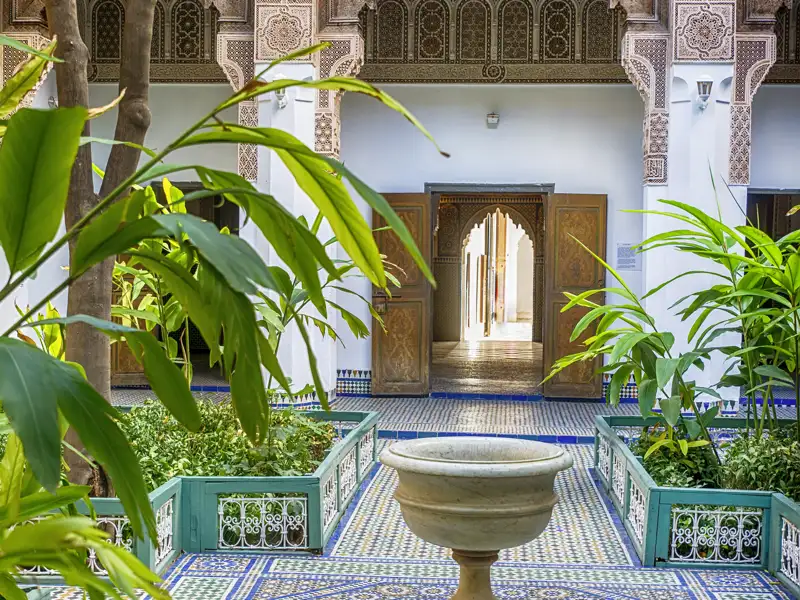 Diese CityLights-Städtereise mit Studiosus nach Marrakesch in Marokko ist wie Eintauchen in 1001 Nacht. Ein Höhepunkt des Stadtrundgangs in Marrakesch: die kunstvoll ausgestalteten Innenhöfe im Bahia-Palast.