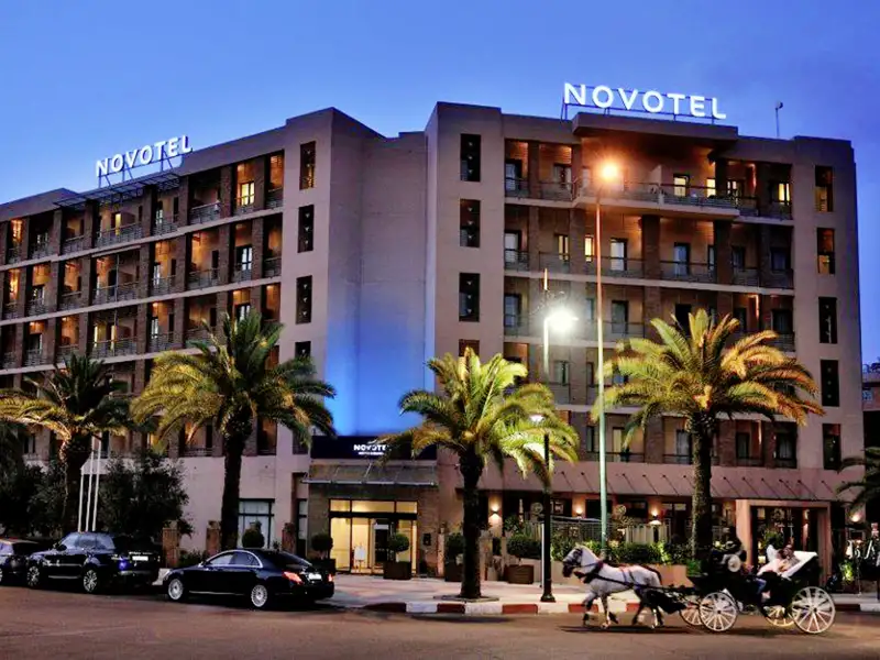 Während unserer Städtereise nach Marrakesch wohnen wir im Novotel Hivernage, inmitten des modernen, von zahlreichen Grünanlagen, Restaurants und Bars geprägten Hivernage-Viertels. Von hier aus erreichen Sie die Medina (Altstadt) nach einem kurzen Spaziergang.