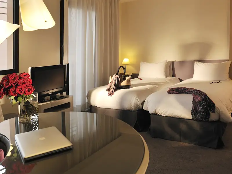 Die 112 großzügigen Zimmer des Novotel Hivernage in Marrakesch sind ansprechend eingerichtet und bieten auf Ihrer sechstägigen Städtereise modernsten Komfort mit Klimaanlage, Sat.-TV, WLAN (kostenfrei), Minibar, Safe, Föhn sowie Kaffee- und Teeset.