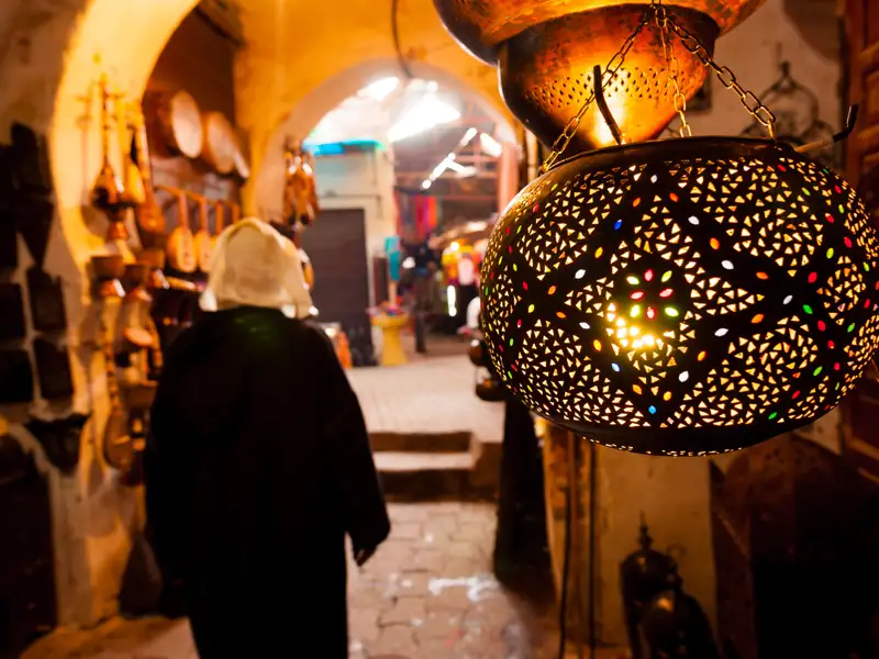Auf Ihrer Städtereise nach Marrakesch entführt Sie Ihre Studiosus-Reiseleitung immer wieder in die farbenfrohen Souks, die Marktviertel der Altstädte. In dem Gassenlabyrinth warten hinter jeder Ecke neue Entdeckungen. Ein Fest für alle Sinne!