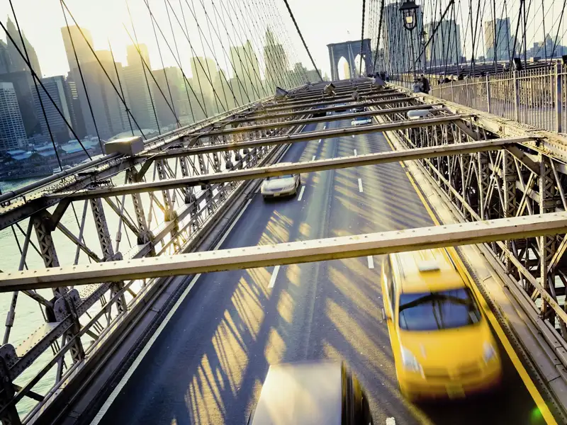Unsere siebentägige Städtereise nach New York führt uns natürlich auch über die weltberühmtn Brooklyn Bridge, auf der aber nur selten so wenig los wie auf diesem Bild.