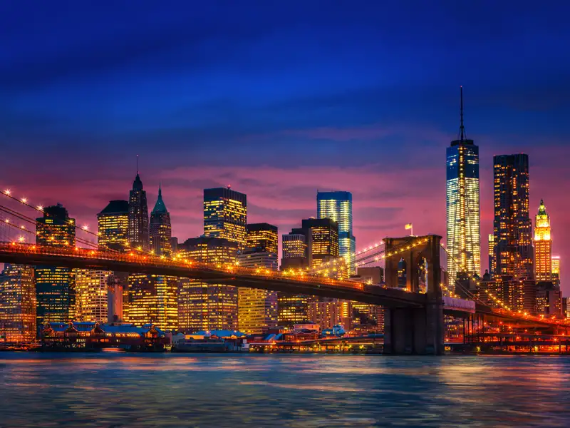 Die Skyline von New York in der Nacht mit der Brooklyn Bridge ist immer wieder faszinierend