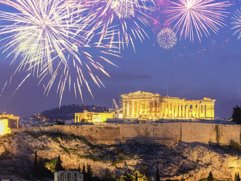 Das Silvesterfeuerwek in Athen, das Sie auf dieser Singlereise sehen werden, erleuchtet den Nachthimmel in bunten Farben. Die Akropolis bietet hierfür eine eindrucksvolle Kulisse.