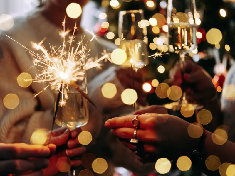 Auf unseren Silvesterreisen für Singles und Alleinreisende erleben Sie viele spannende Momente und stoßen gemeinsam auf das neue Jahr an.