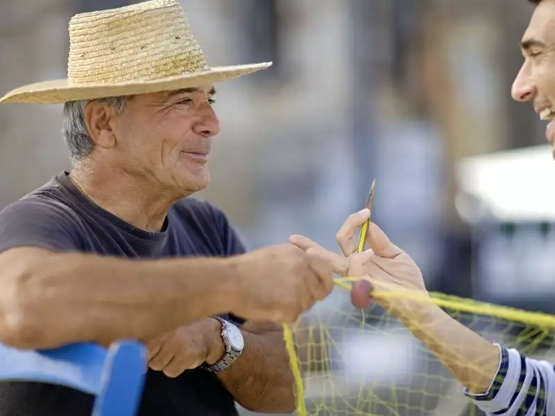 Begegnen Sie während Ihrer Studiosus-Reise für Singles und Alleinreisende auf Rhodos Einheimischen in ihrem Alltag und bei der Pflege ihrer Traditionen, zum Beispiel beim Fischen.