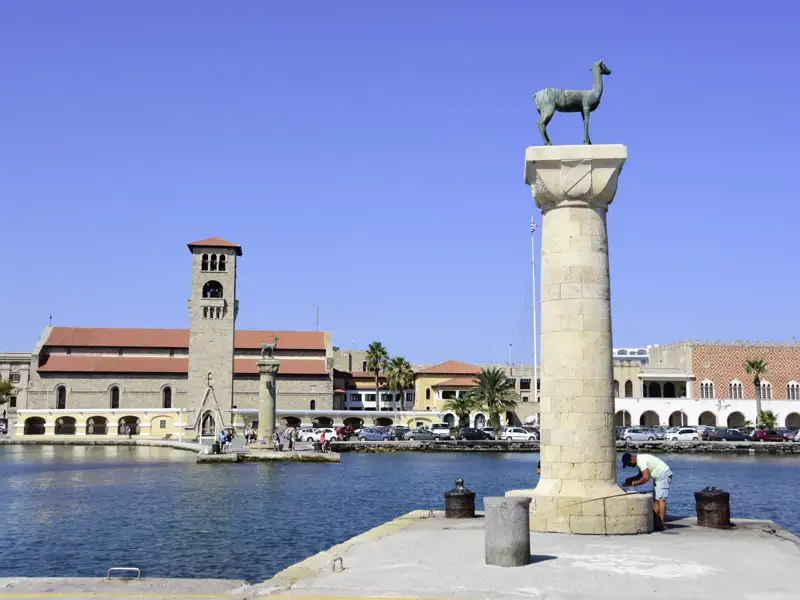 Eine der beiden Hirschstatuen im Hafen von Rhodos, ein Wahrzeichen, das wir auf unserer Singlereise über die Insel nicht auslassen.