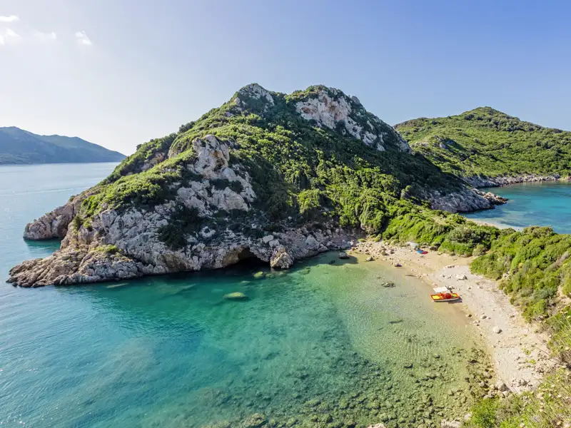 Auf unserer me&more-Reise auf Korfu für Singles und Alleinreisende erholen wir uns in schönen Buchten und Stränden und in den Bergen.