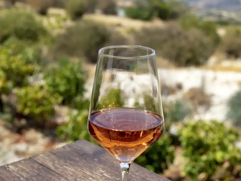 Wir stoßen während unserer Studiosus-Reise für Singles und Alleinreisende auf Zypern immer mal wieder mit dem sonnengereiften Wein der Insel auf unsere erlebnisreiche Reise an.