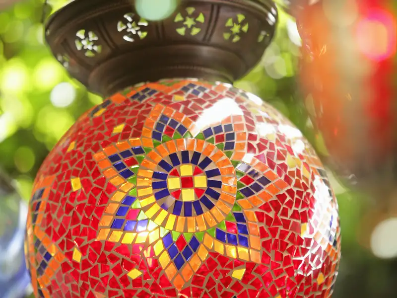 Entdecken Sie auf Ihrer Studiosus-Singlereise durch Istanbul viele der schönen, für die Türkei so charakteristischen, bunten Glaslampen!