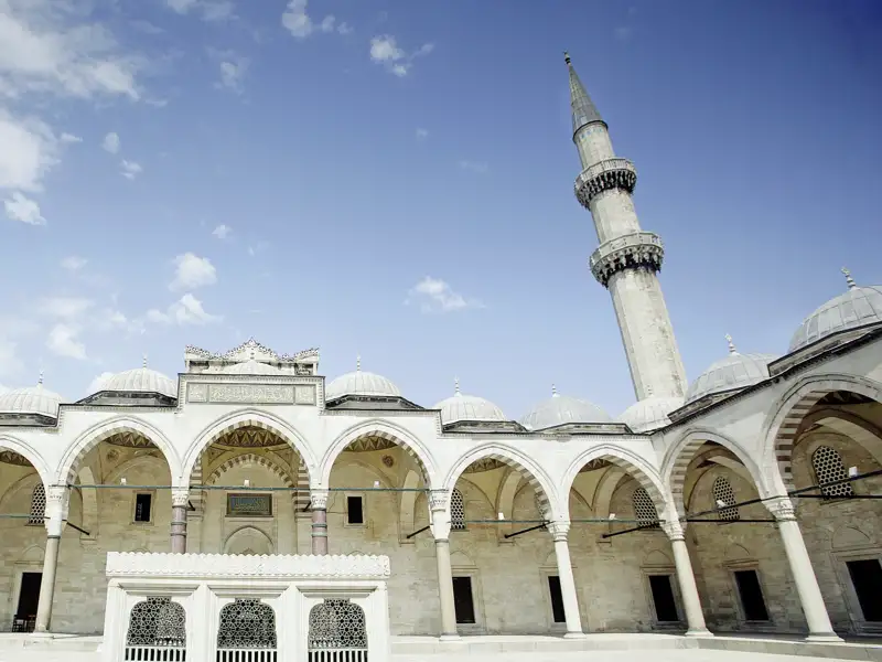 Unzählige Moscheen mit ihren Minaretten prägen das Stadtbild von Istanbul. Bei unserer Studiosus-Reise für Singles und Alleinreisende werden wir u.a. die Süleyman-Moschee besichtigen.