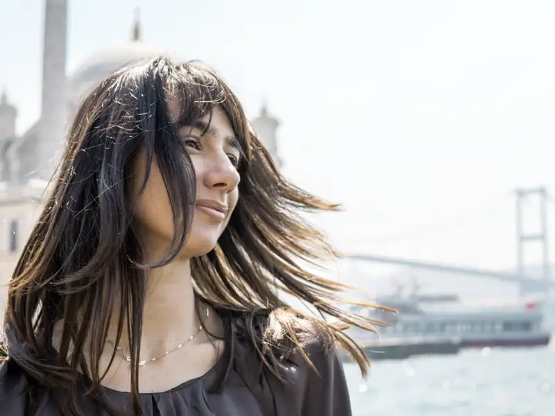 Auf der Städtereise mit Studiosus für Singles und Alleinreisende nach Istanbul erleben wir immer wieder moderne Frauen auf der einen Seite und Traditionen mit Moscheen auf der anderen.