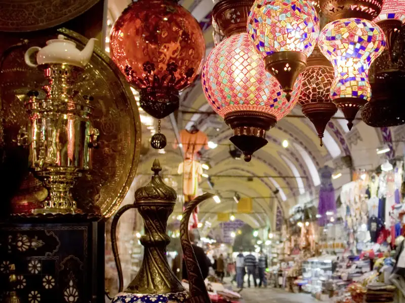 Ein Besuch auf einem belebten Basar gehört während unserer Städtereise für Singles und Alleinreisende nach Istanbul zum Programm. Traditionelle Mosaiklampen und Metallwaren versetzen uns in märchenhafte Stimmung.
